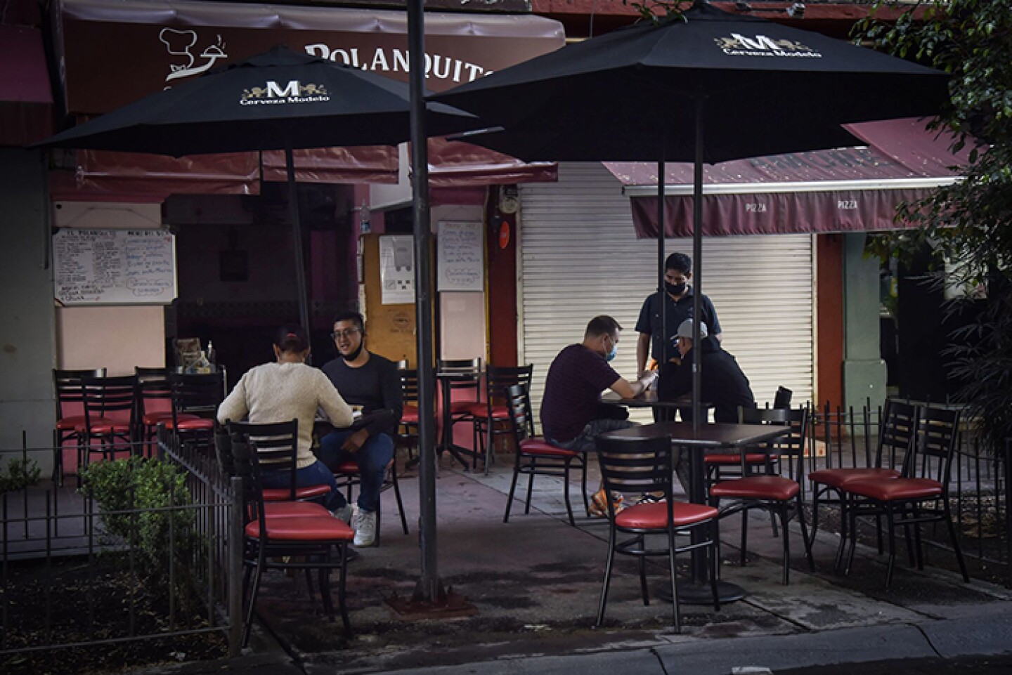 Restaurantes al aire libre de la capital del país reanudaron actividades durante el semáforo naranja epidemiológico por pandemia de covid-19. Los establecimientos deben seguir lineamientos de sanidad para su apertura como son: distanciamiento social qu