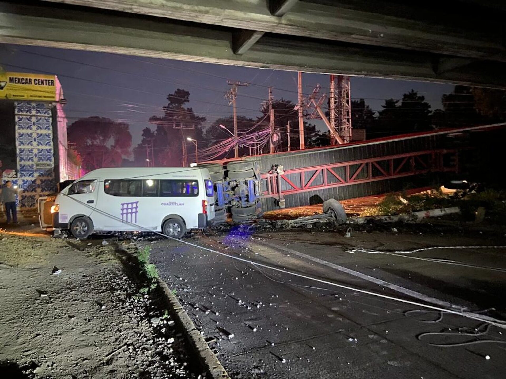 accidente-tlalnepantla-trailer-vuelca-en-la-reyes-heroles