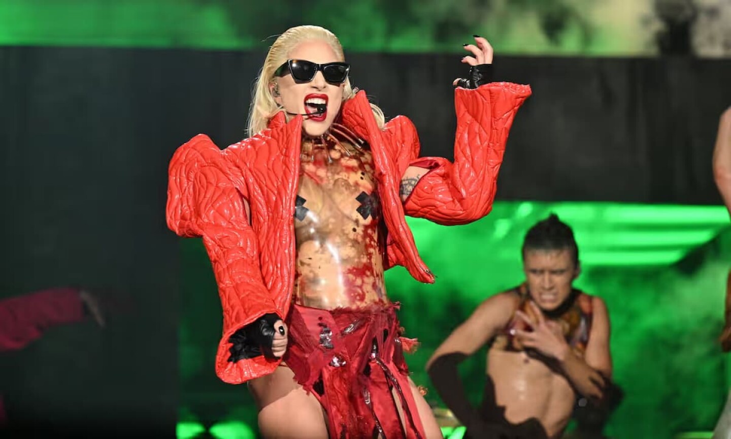 Lady Gaga actuó en el escenario con Covid