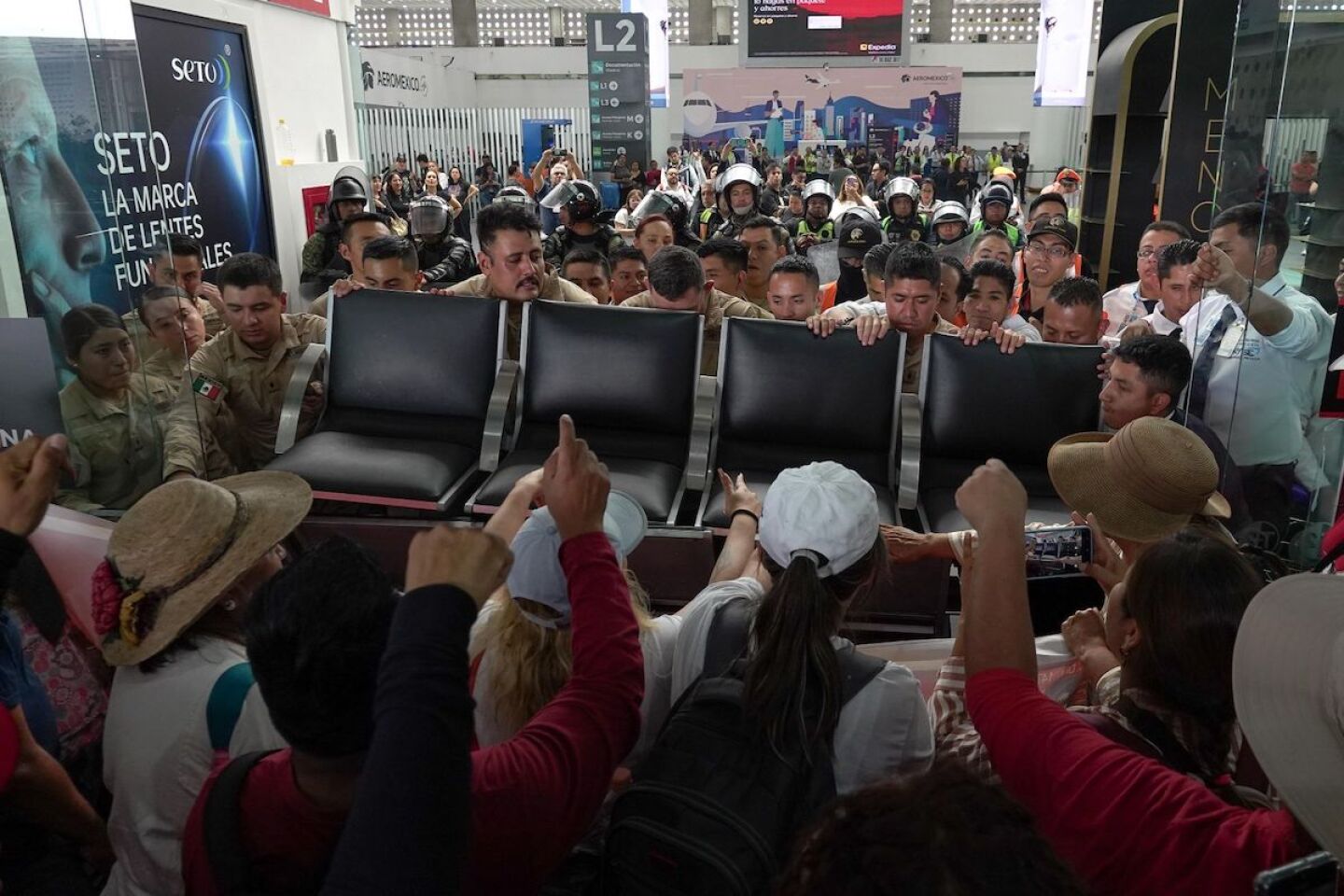 Irrupción CNTE en AICM