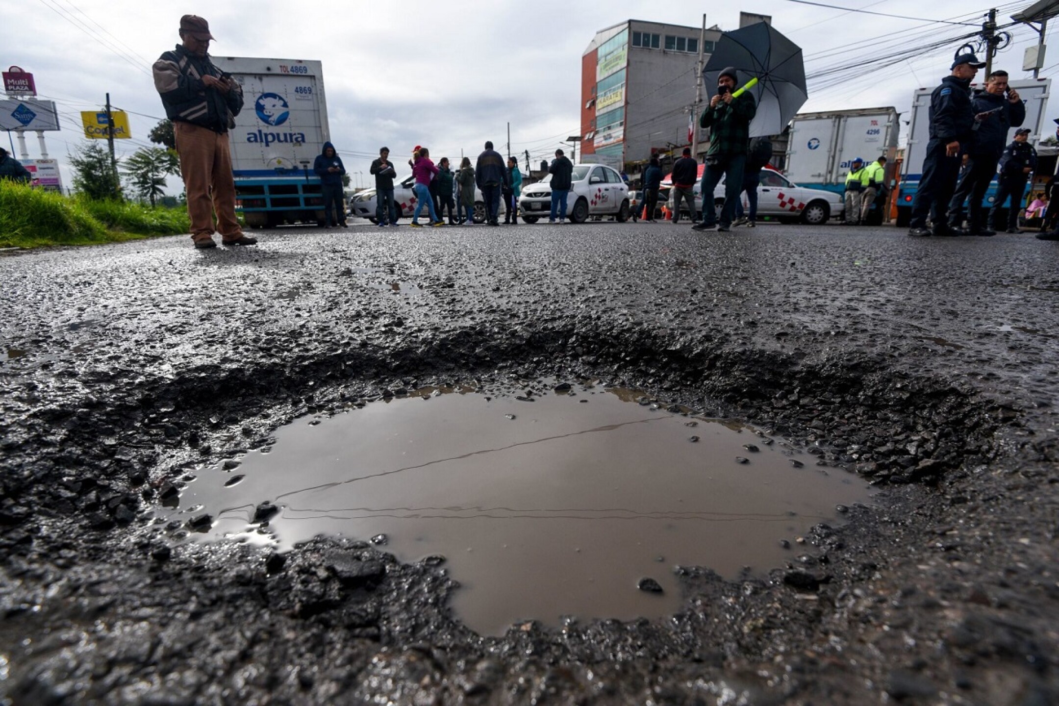 Bloquean vecinos por baches