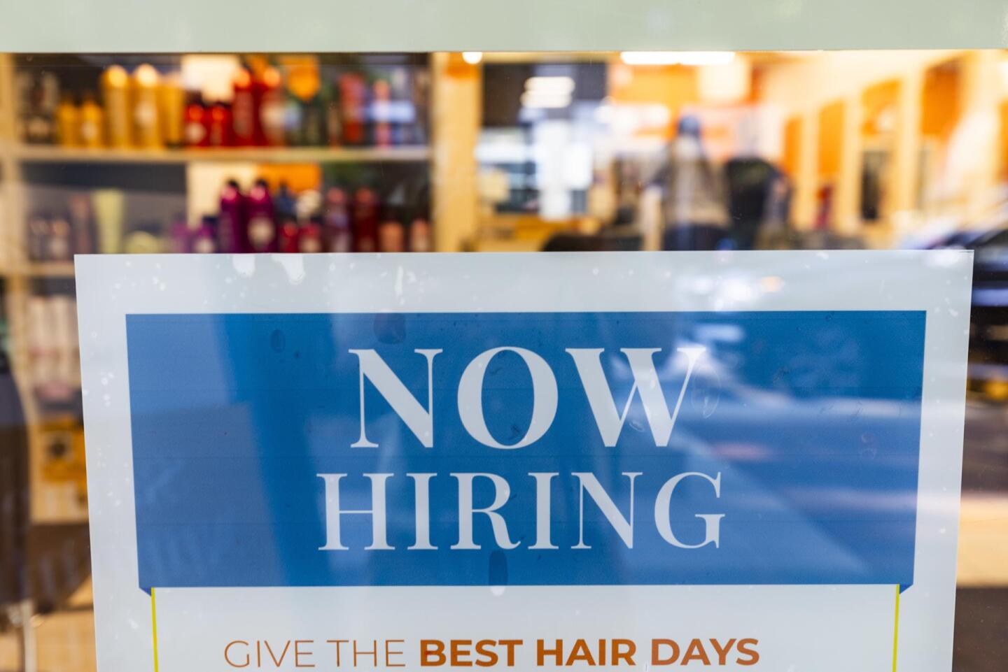 La creación de empleo se ralentiza en EE.UU. aunque la tasa de paro vuelve a bajar