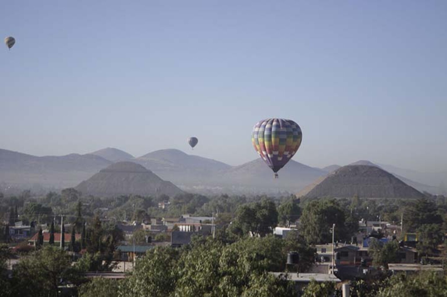 SAN JUAN TEOTIHUACÁN, ESTADO DE MÉXICO, 14FEBRERO2013.- Personas acudieron a pasear en globo aerostático con motivo de este día de San Valentín.FOTO: IVÁN STEPHENS /CUARTOSCURO.COM