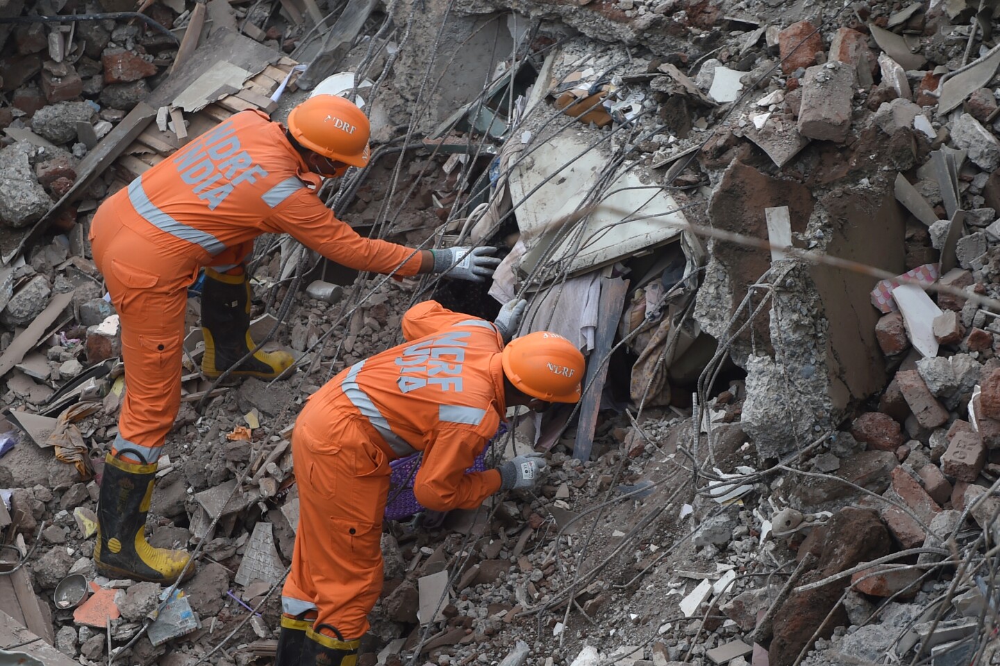 Suman 11 muertos tras derrumbe de edificio en India