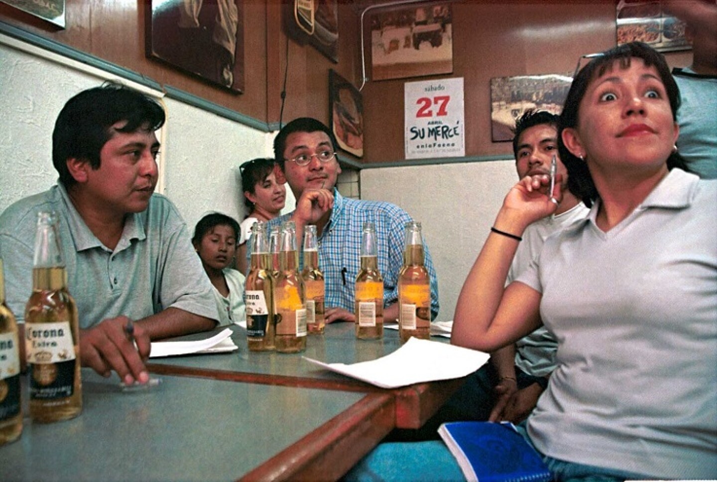 Comensales del Salón Corona también partciparon en el concurso de escritores y pintores bebedores de cerveza. FOTO: Susana Navarrete/CUARTOSCURO.COM