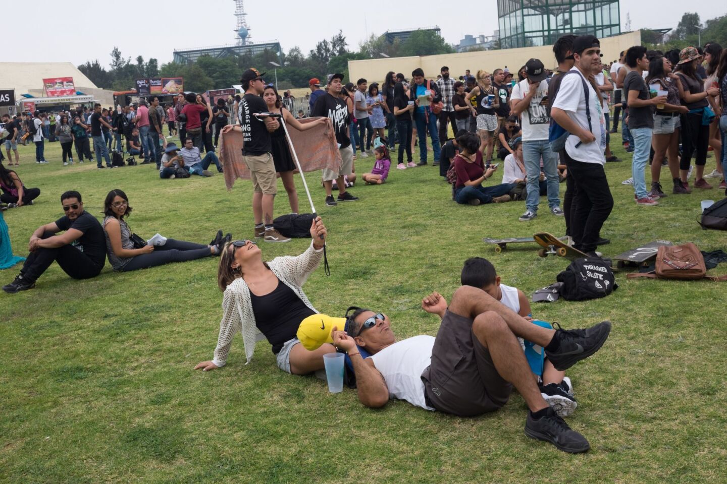CIUDAD DE MÉXICO, 27ABRIL2019.- Familias y jóvenes asisten al Festival Tierra Beat de Música y Acción Ambiental que se realiza este fin de semana en el Parque Bicentenario. Entre las actividades que se encuentran son talleres, teatro, exposiciones y rodada ciclista para niños, jóvenes y adultos, enfocadas en acciones en favor del planeta. El Festival organizado por la Secretaria de Cultura, a través de la Dirección de Festivales Comunitarios y la Secretaria de Medio Ambiente propone concientizar al público sobre el medio ambiente.FOTO: GRACIELA LÓPEZ /CUARTOSCURO.COM