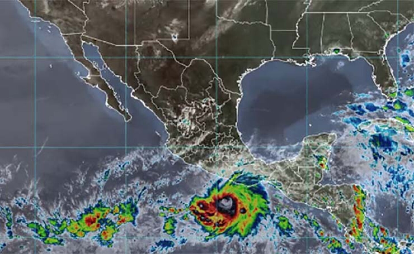 Agatha ya es huracán categoría 2; prevén que se intensifique
