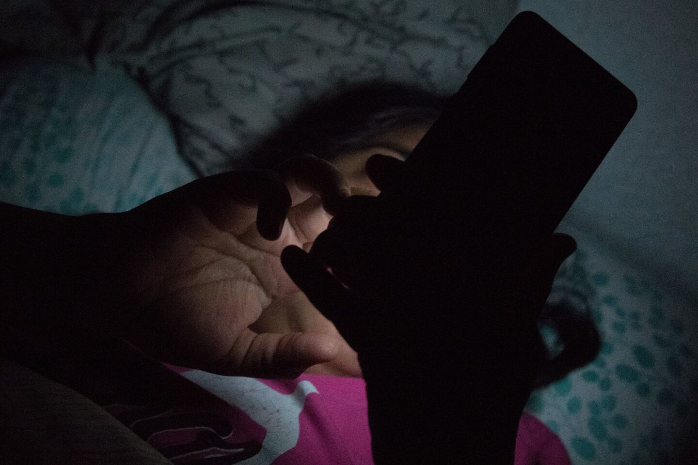 La pantalla azul del celular activa la parte del cerebro que está relajándose para dormir lo que ocasiona que disminuya la calidad del sueño y se presente el insomnio.