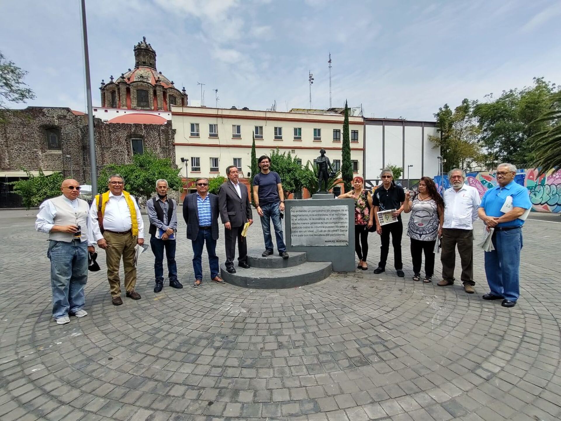 manuel-buendia-guardia-de-honor