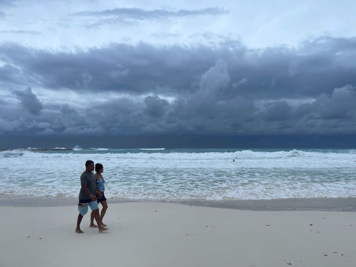 Día nublado se registra en Cancún esto debido a la cercanía Lisa, una tormenta que se ha convertido en huracán categoría 1, y la cual se encuentra a 200 kilómetros al surestes de Quintana Roo.