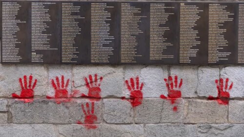 Francia investiga si Rusia está detrás de las pintas en el monumento al Holocausto