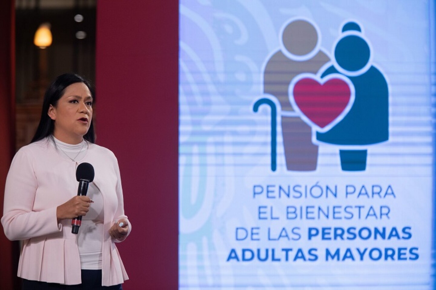 Luisa María Alcalde Lujar, Maria Luisa Albores González y Ariadna Montiel Reyes, durante las conferencias del Bienestar.