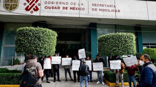 Transportistas protestaron en las inmediaciones de la SEMOVI para exigir alto a los abusos por parte del INVEA en los operativos tras el aumento a la tarifa.