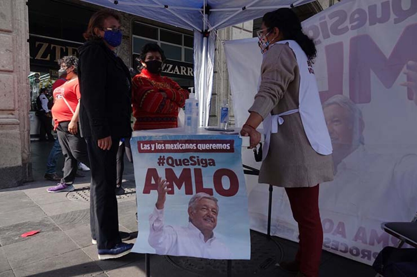 Mujeres otorgan sus firmas en un kiosko para la consulta de Revocación de Mandato del presidente Andrés Manuel López Obrador.