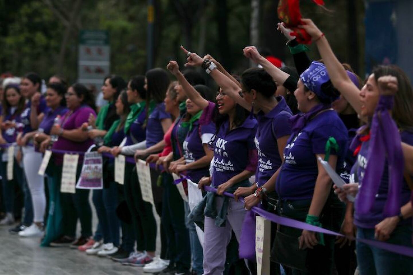 Cadena Humana Feminista en las inmediaciones del Hemiciclo a Juárez.