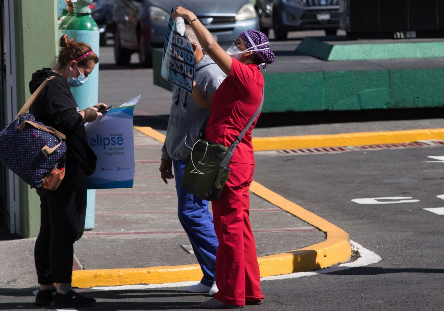 Una doctora checa las placas de los pulmones de una paciente con Covid-19 en el Triage Respiratorio del Hospital Militar de Chivatito.