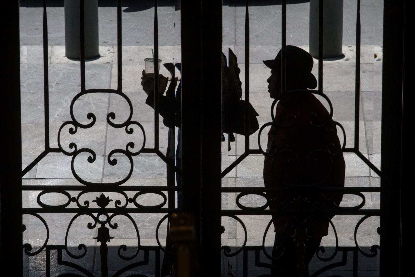CIUDAD DE MÉXICO, 27ABRIL2016.- El anfitrión de un lujoso hotel del Centro de la Ciudad de México, aguarda la llegada de huéspedes en la entrada del establecimiento. FOTO: ISAAC ESQUIVEL /CUARTOSCURO.COM