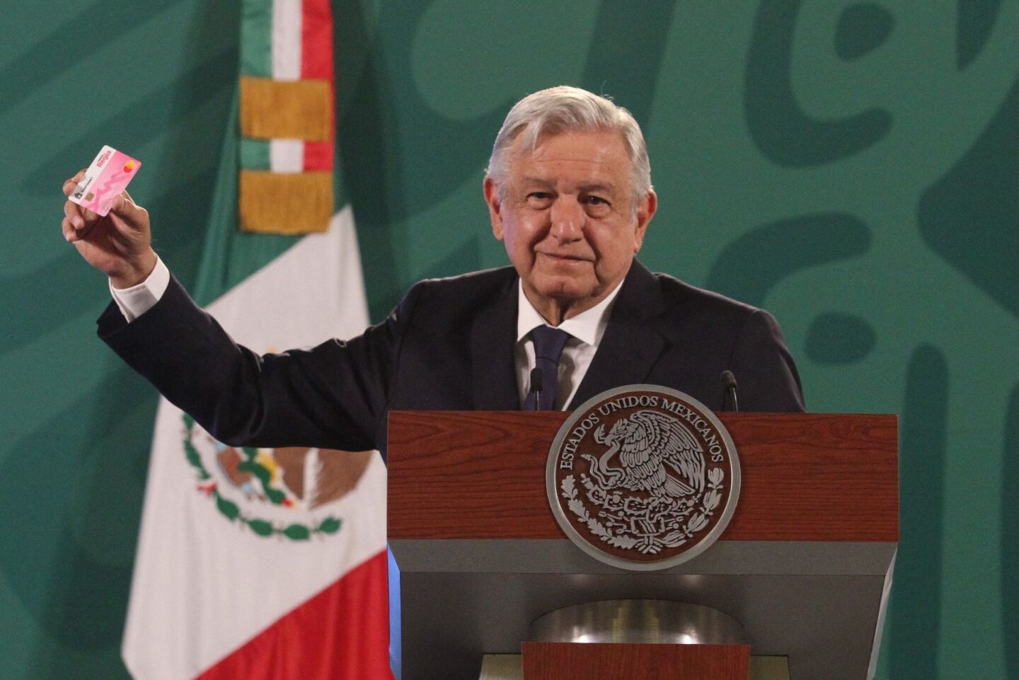 Andrés Manuel López Obrador, presidente de México, mostrando una tarjeta otorgada por candidato a ciudadanos.