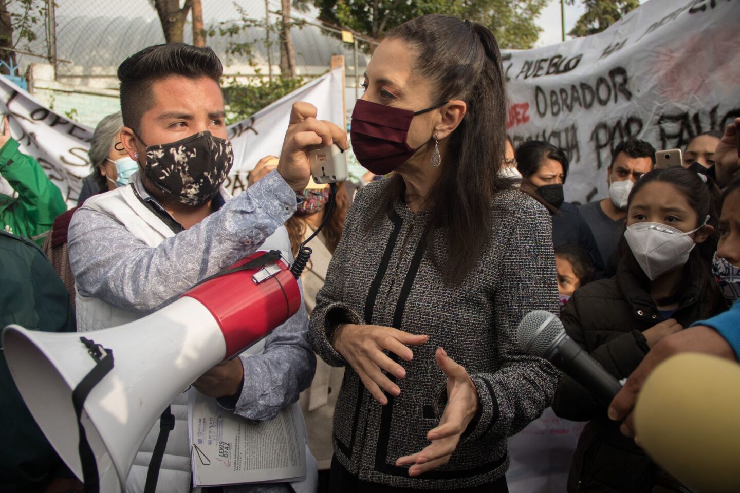 Habitantes de Lomas de la Era, se manifestaron en las afueras de la Escuela Primaria Zimbawe, donde la jefa del Gobierno tenia un evento.