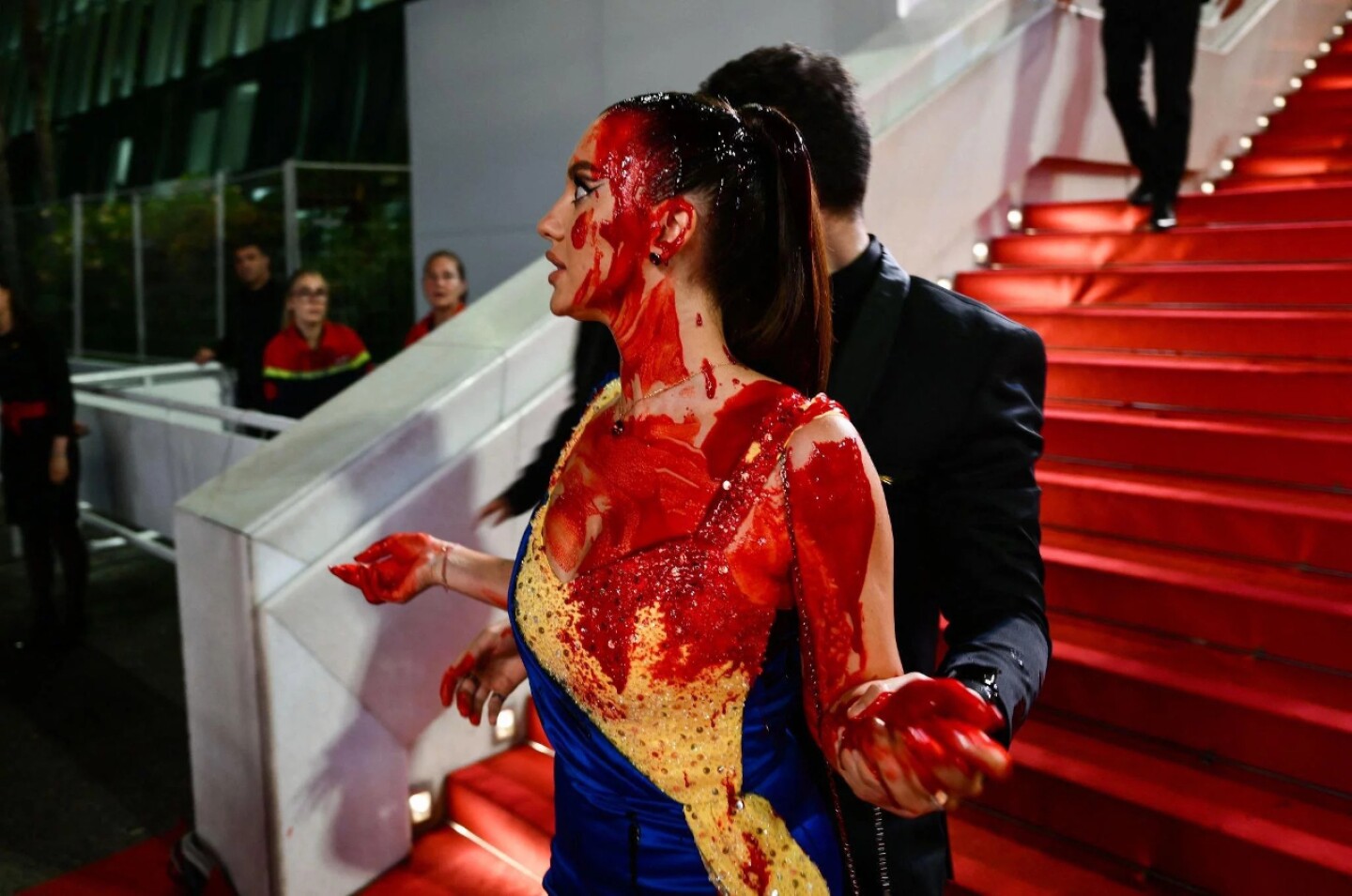 mujer-protesta-por-guerra-en-ucrania-sangre-falsa