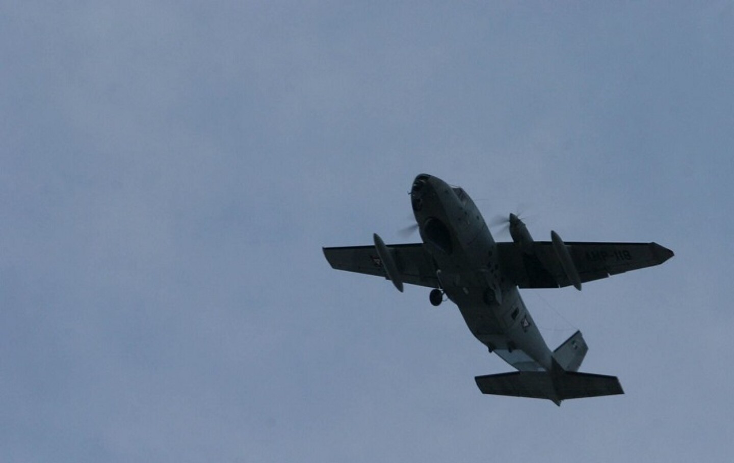 OAXACA, OAXACA, 30SEPTIEMBRE2006.-Una avioneta sobrevolo el cielo de la capital oaxaqueña, después de que varios helicopteros lo hicierán, esto en el clima de una posible intervenciòn de las fuerzas del orden fderal para desalojar a los integrantes de la Asamblea Popular de los Pueblos Oaxaqueños que permanencen en plantón casi cuatro meses.FOTO: MOISÉS PABLO/CUARTOSCURO.COM