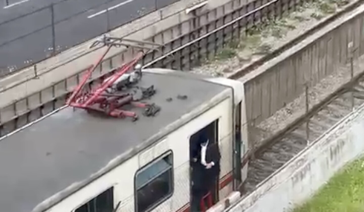 linea-a-del-metro-desalojan-pasajeros-por-caida-de-catenaria-accidente