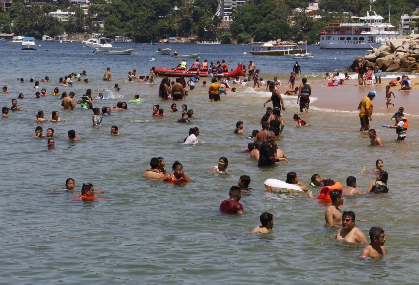 Cientos de personas conviven en las playas de Acapulco.