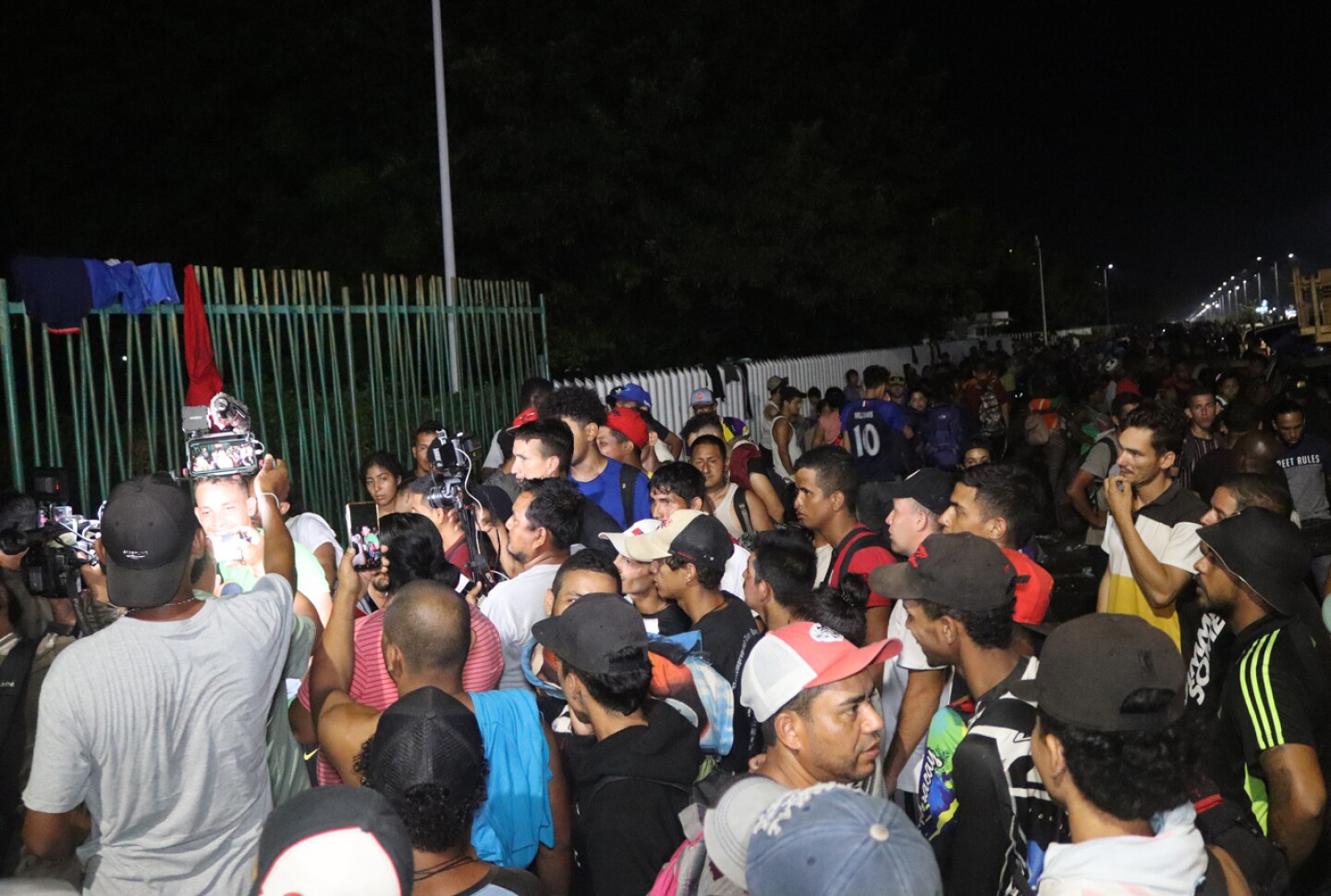 migrantes-varados-protestan-por-suspension-de-permisos