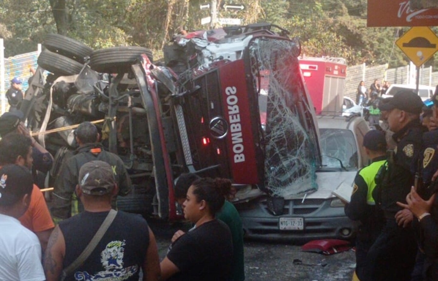 accidente-en-magdalena-contreras-camion-de-bomberos-vuelca-en-atacasco