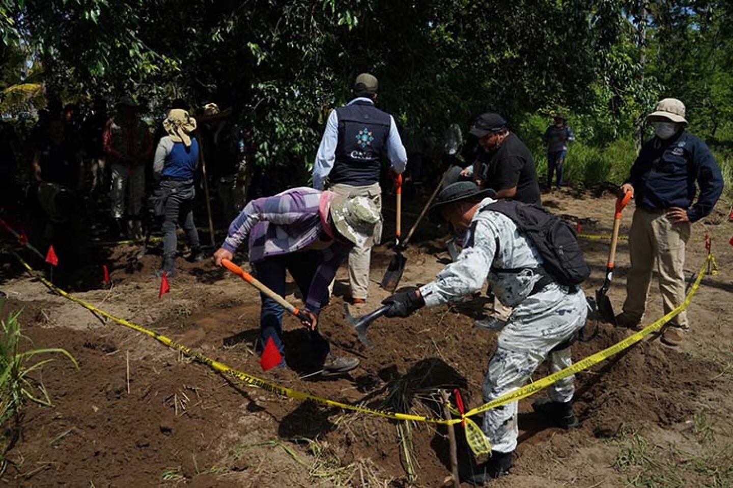 La Comisión Nacional de Búsqueda de Personas Desaparecidas, la FGR y la FGEM realizan una búsqueda de fosas clandestinas en la sierra-costa de Michoacán, el primer día localizaron un falange.