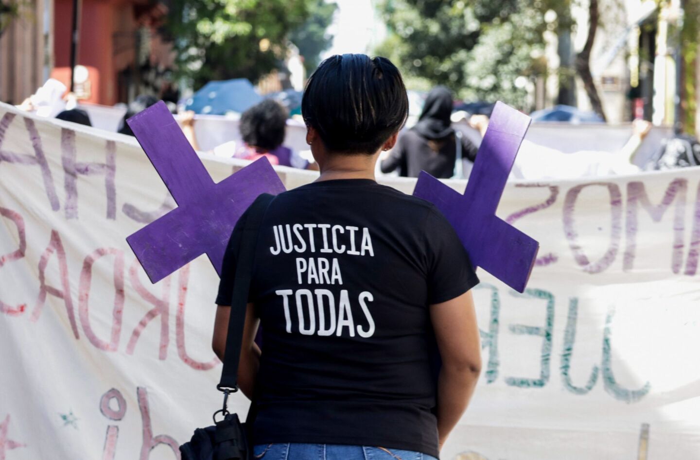 Decenas de mujeres marcharon en el centro de la capital de Oaxaca para exigir un alto a la violencia de género y feminicida en el marco del Día Internacional de la Eliminación de la Violencia contra las Mujeres