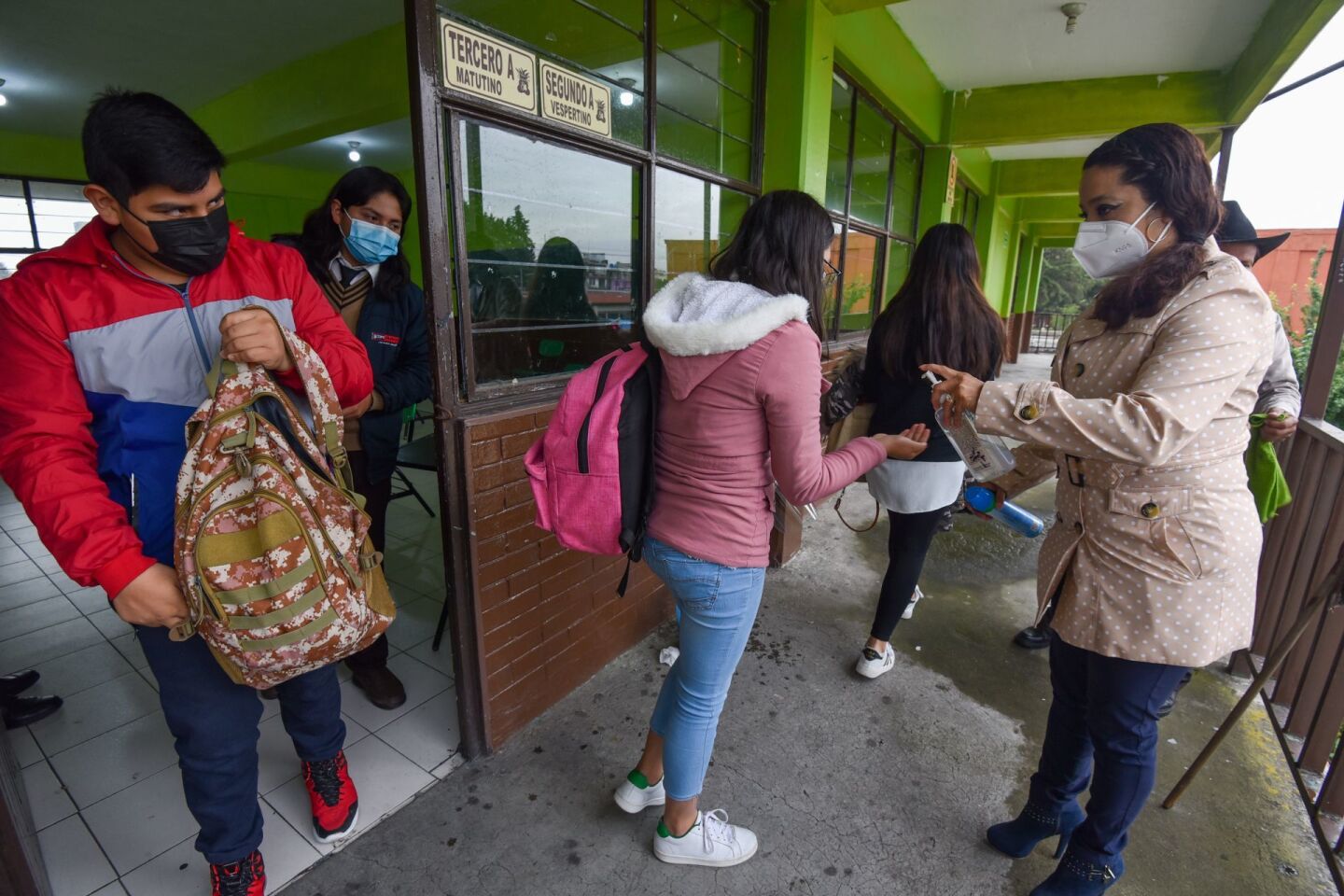 El regreso a clases en el Estado de México se realizó de manera voluntaria y las clases son en forma  escalonada, en algunos salones  sólo se presentó un estudiante.