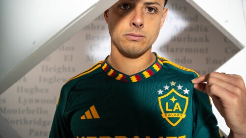 chicharito-presenta-jersey-alternativo-del-galaxy