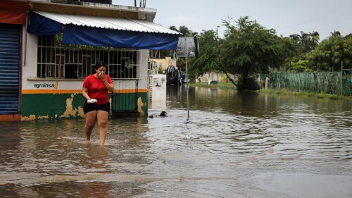 El huracán Blas causa lluvias "torrenciales" en el occidente de México