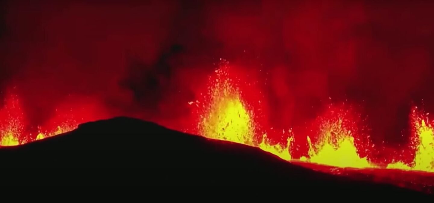 Edificios en llamas tras la erupción de un volcán en el suroeste de Islandia. Foto: Screenshot video The Guardian