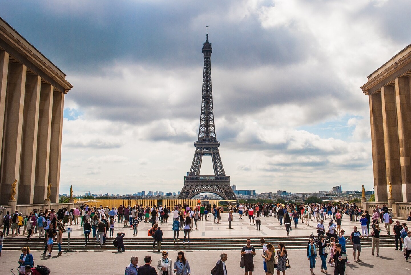 eiffel-torre-violacion-mexicana-paris