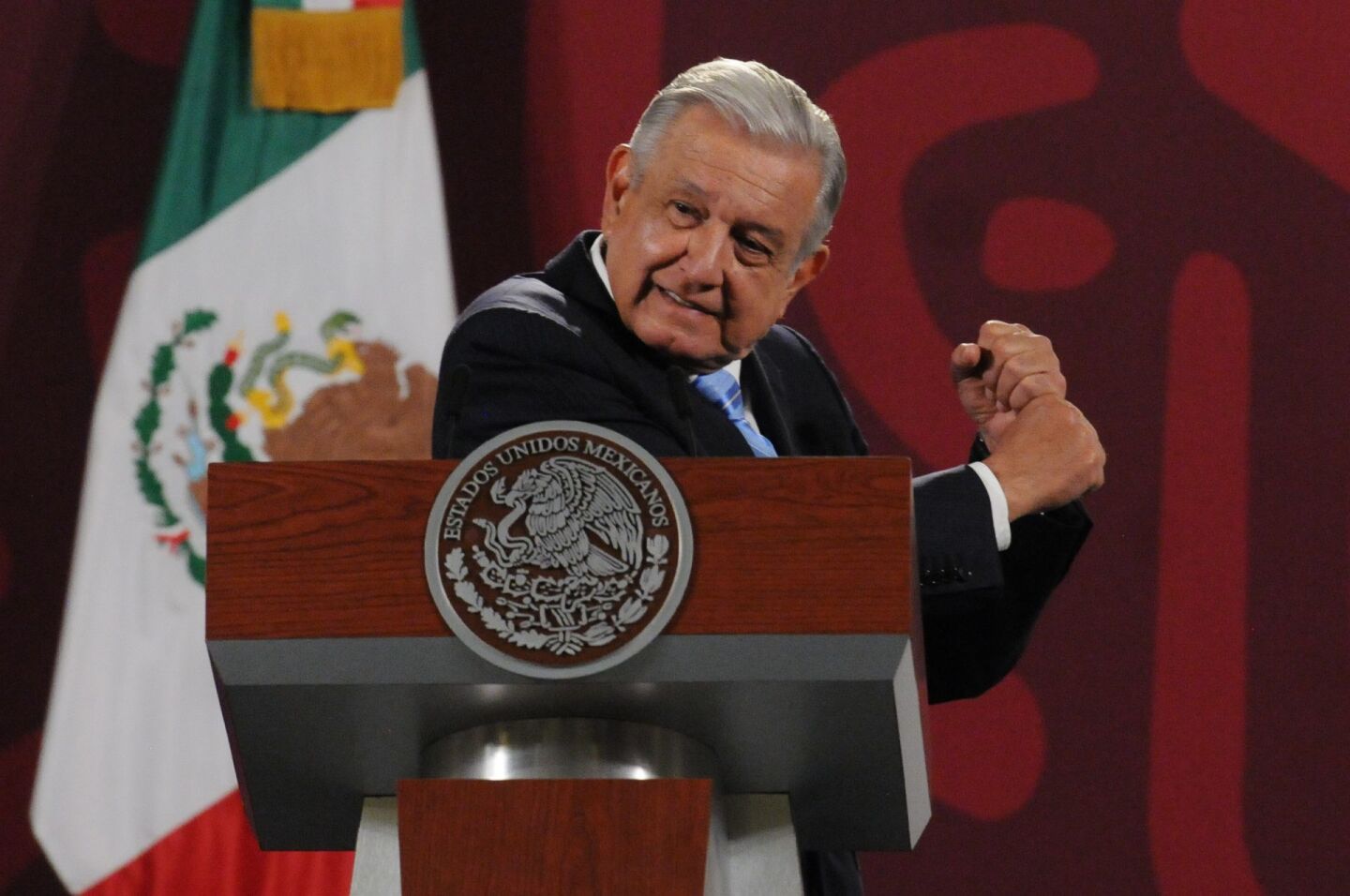Andrés Manuel López Obrador, presidente de México, hace referencia al último juego de la serie mundial, durante la conferencia mañanera.
