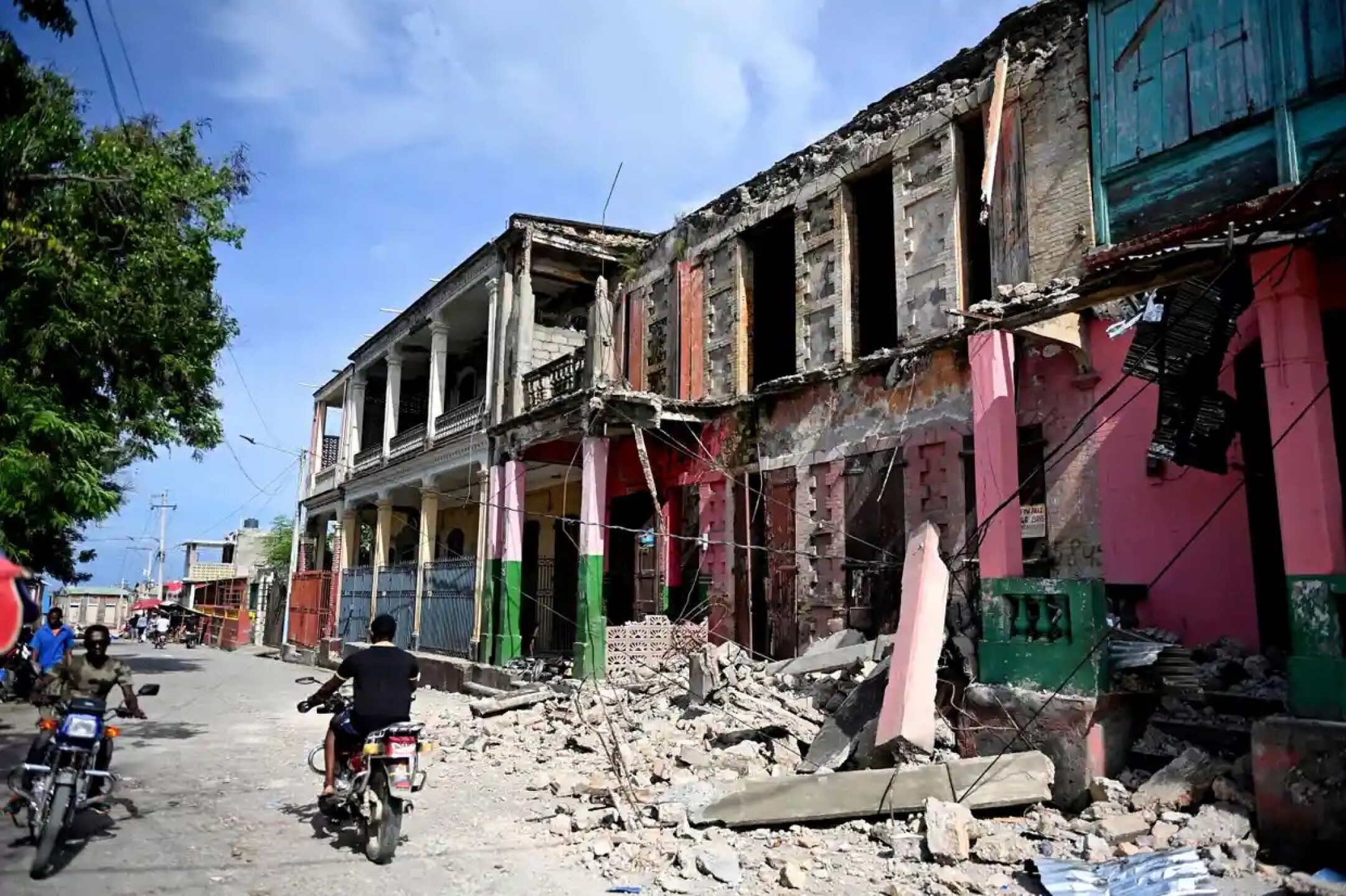 edificios-danados-en-jeremie-despues-del-terremoto-haiti