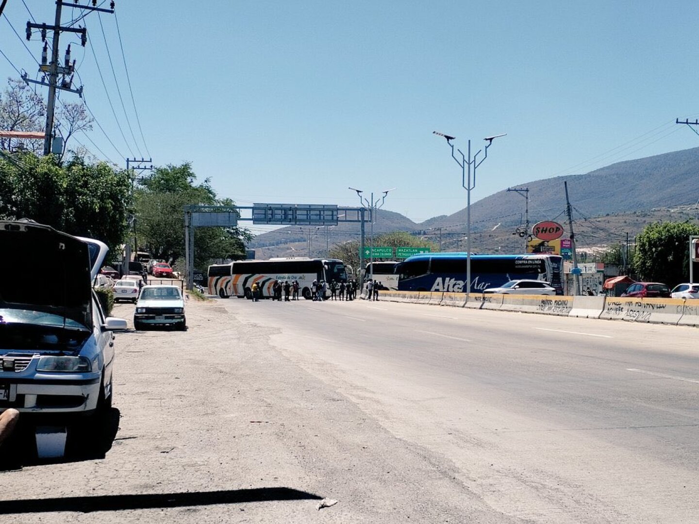 Normalistas bloquean la Autopista del Sol