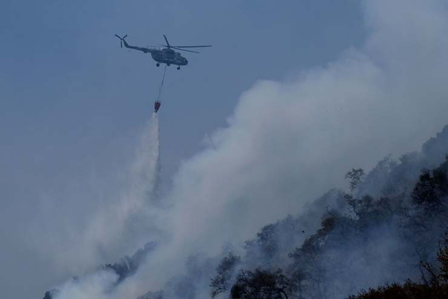 Desde la madrugada de ayer un incendio forestal consume pastizales y árboles en Tepoztlan, es combatido por aire y tierra