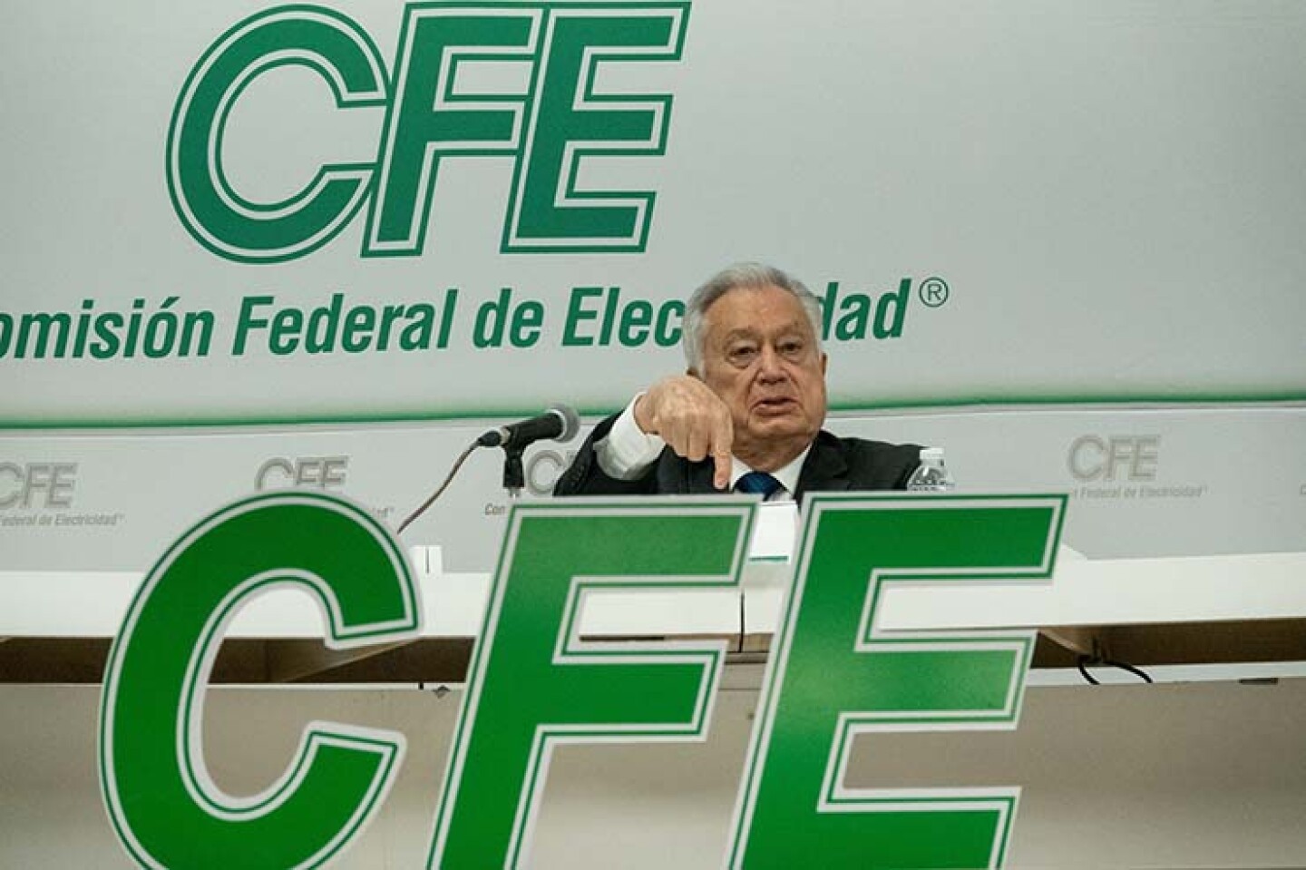 Manuel Bartlett Díaz durante la conferencia de prensa en la sede de la CFE donde expusó detalles de la propuesta de reforma energética del presidente.