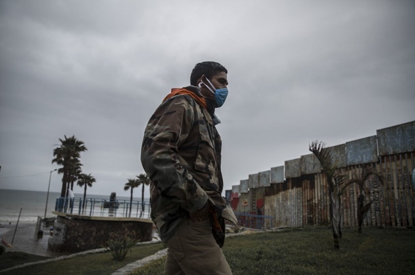 Migrantes escenifican el viacrucis a un costado del muro fronterizo entre México y Estados Unidos.