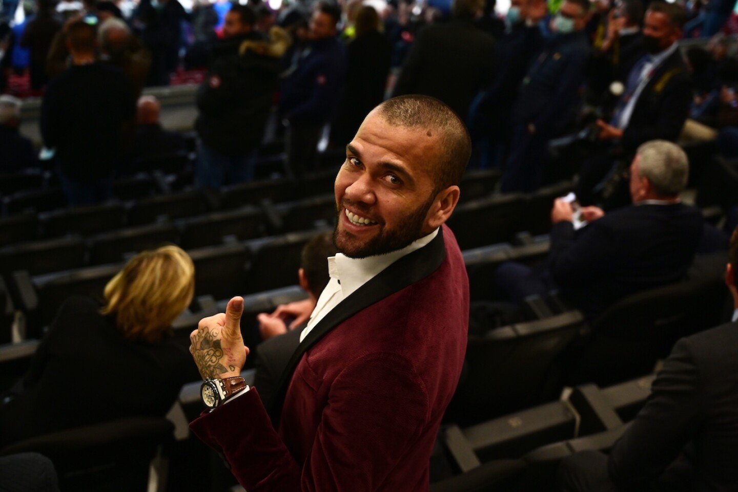 Dani Alves regresa al Barcelona, pero no podrá debutar hasta enero