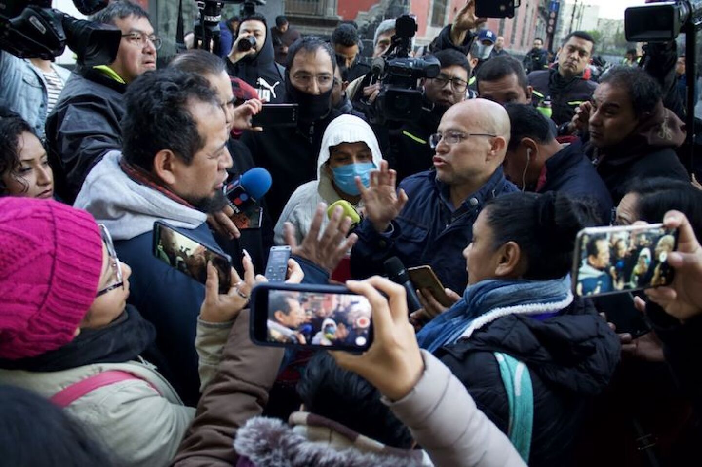 Padres de niños con Cáncer que se atienden en el Hospital Infantil Federico Gómez, en el Hospital regional de Alta especialidad de Ixtapaluca y el 20 de noviembre del ISSSTE, se manifestaron frente al Palacio Nacional con el fin de poder reunirse con el presidente de México