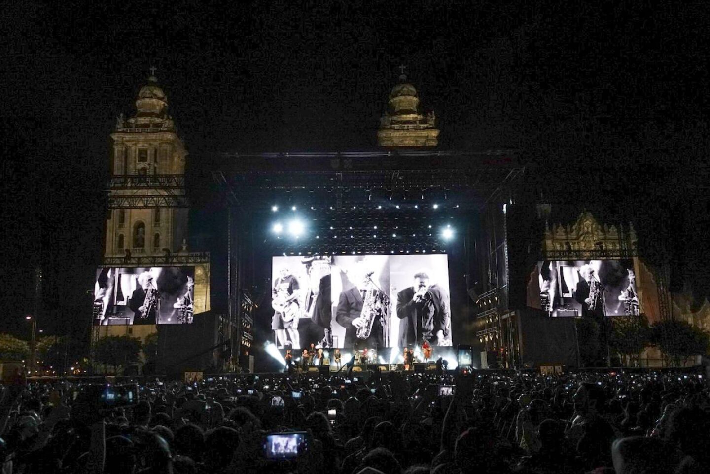 La banda argentina Fabulosos Cadillacs ofrecieron un concierto en el Zócalo capitalino