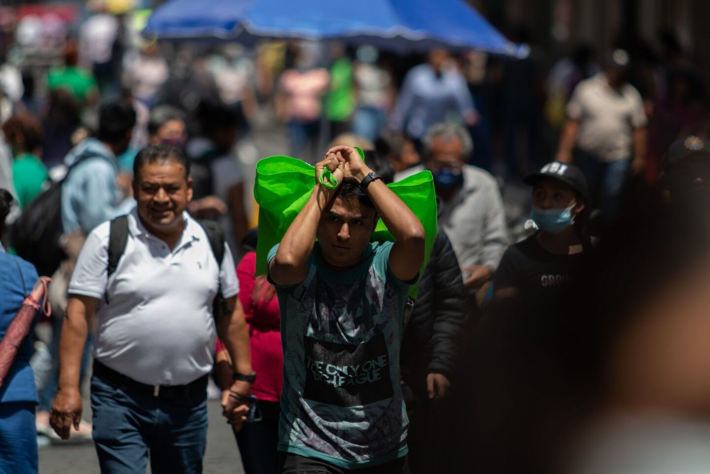 Aunque actualmente esta permitido no usar cubrebocas en espacio público ante la 5ta ola del Covid capitalinos dividieron la opinión. La secretaria de Salud indico que va en descenso los contagios pero recomiendan seguir usando cubrebocas.