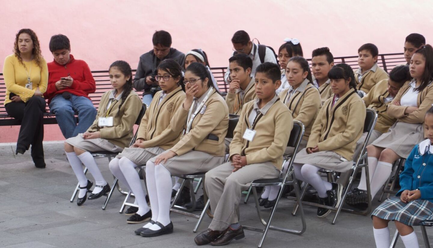 CIUDAD DE MÉXICO, 08OCTUBRE2019.- Christopher Landau, embajador de los Estados Unidos en México, encabezó la entrega de equipo científico a niñas y niños de primaria y secundaria, donado a través del programa GLOBE, apoyado por el Departamento de Estado, esto en la explanada del Museo de Historia Natural. En imagen niños de la secundaria técnica número 72 durante la ceremonia de entrega simbólica.FOTO: ROGELIO MORALES /CUARTOSCURO.COM