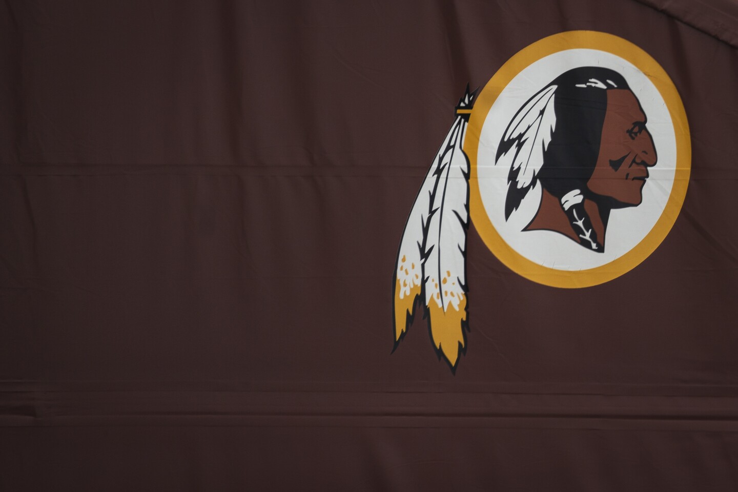 Tras polémica Washington Redskins cambiará de nombre y logo