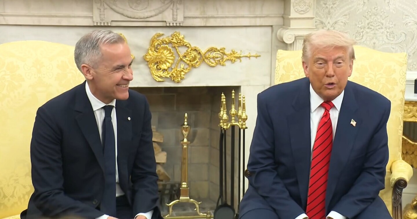 El presidente de EU, Donald Trump, y elprimer ministro de Canadá, Mark Carney, hablan en al Casa Blanca.jpg