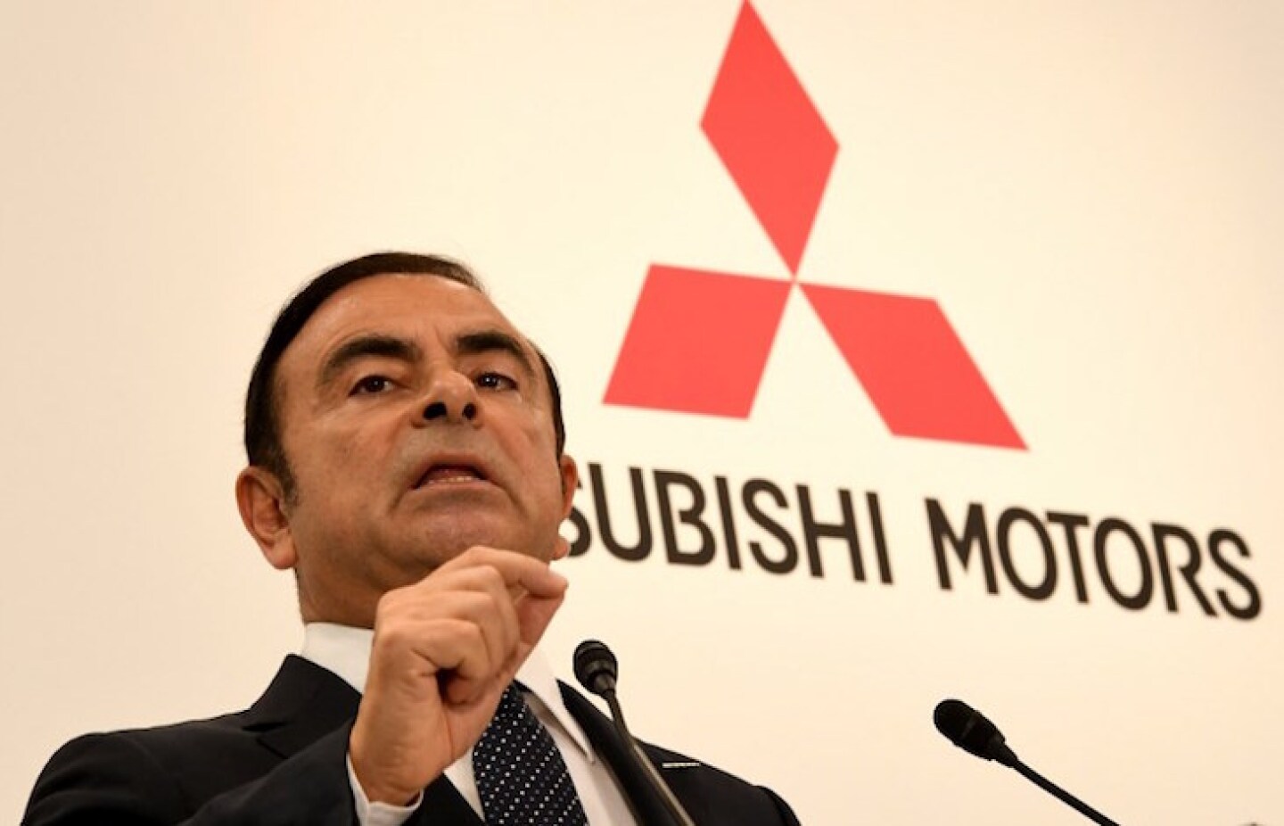 FILES-JAPAN-FRANCE-NISSAN-MITSUBISHI-RENAULT-GHOSN-SACK